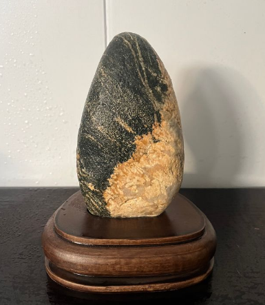 房屋横梁下放泰山石是什么意思？